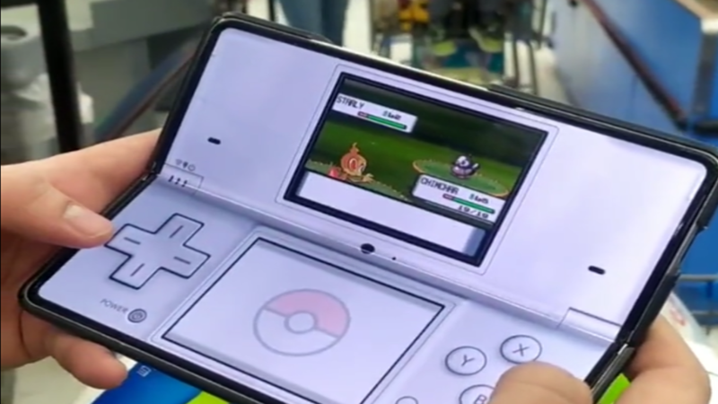Galaxy Fold running Nintendo DS emulator, with theme